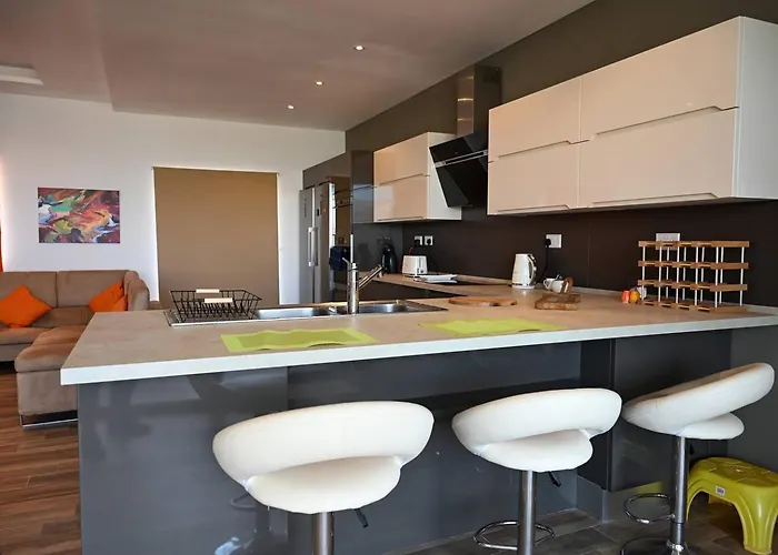 Spacious And 2bed By Homely ! Lägenhet