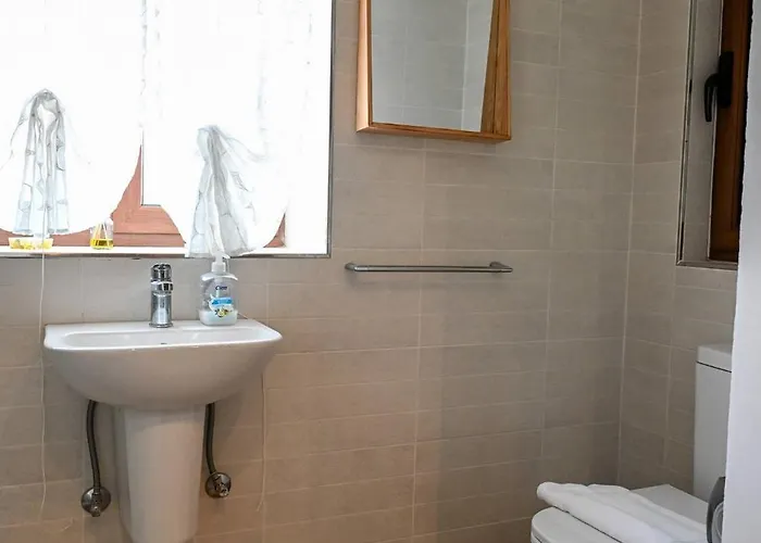 Spacious And 2bed By Homely ! Lägenhet *