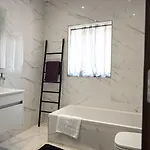 Spacious And 2bed By Homely ! 公寓 *