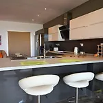 Spacious And 2bed By Homely ! Lägenhet