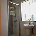 Spacious And 2bed By Homely ! Lägenhet *