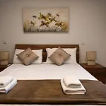 Spacious And 2bed By Homely ! Lägenhet