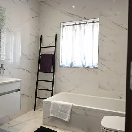 Spacious And 2bed By Homely ! Apartment *
