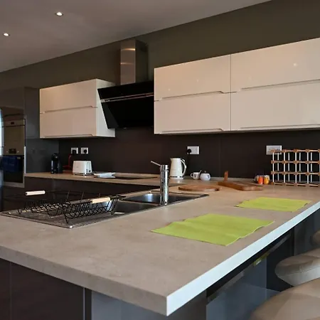 Apartment Spacious And 2bed By Homely !