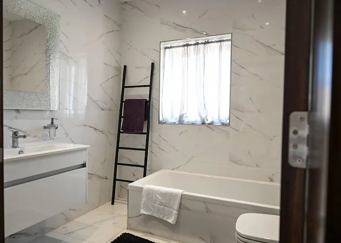 Spacious And 2bed By Homely ! 公寓 *