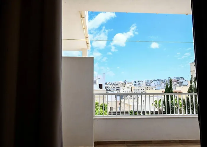 Spacious And 2bed By Homely ! *